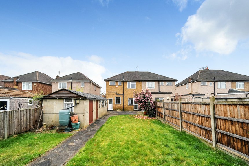 under offer angus drive london 22587 - Gibbs Gillespie