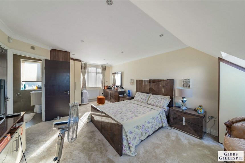 for sale moat drive london 23228 - Gibbs Gillespie