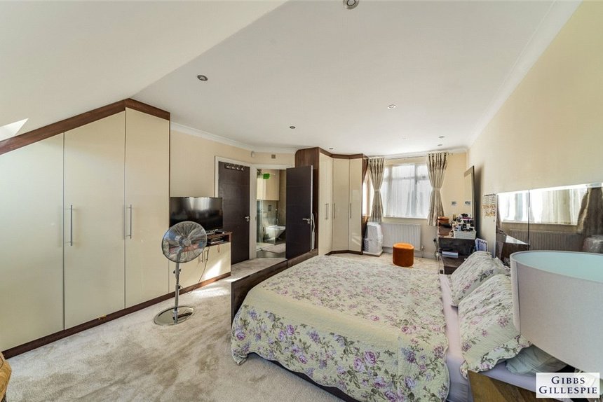 for sale moat drive london 23228 - Gibbs Gillespie
