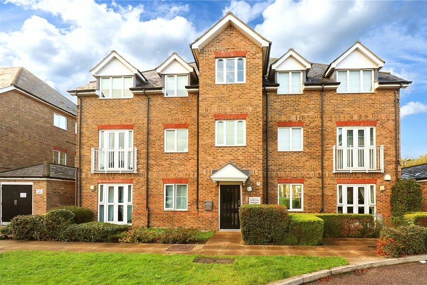 under offer gilbert white close london 23550 - Gibbs Gillespie