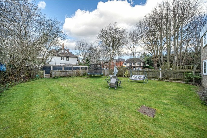 2 bedroom Flat/Apartment for sale in The Avenue, Hatch End, Pinner