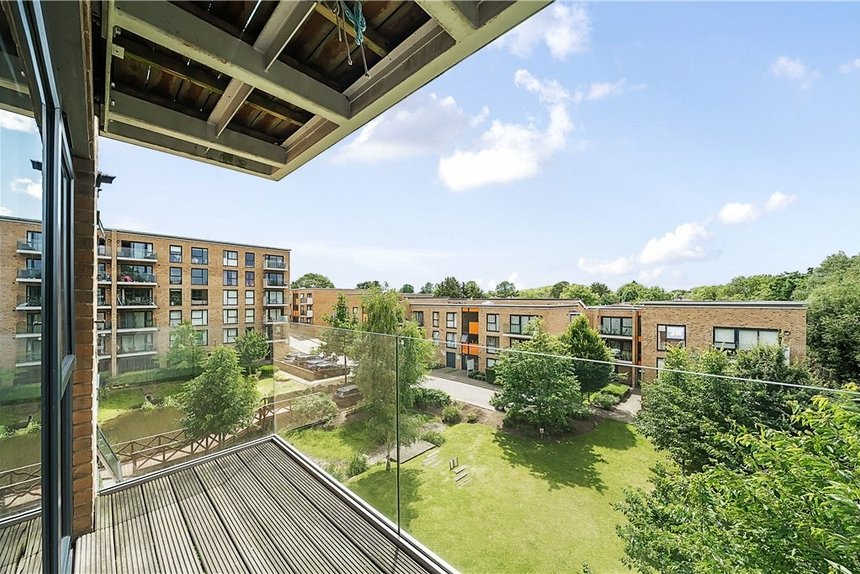 under offer zodiac close london 24233 - Gibbs Gillespie