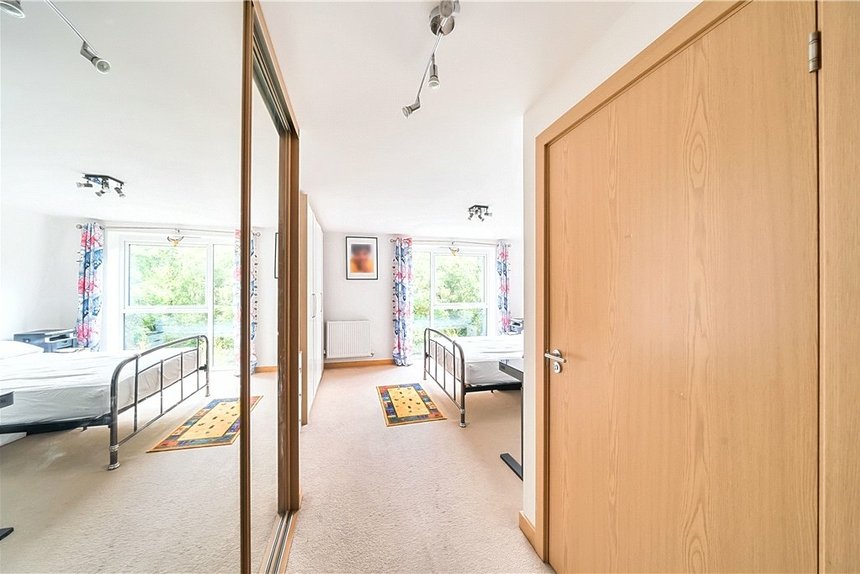 under offer zodiac close london 24233 - Gibbs Gillespie