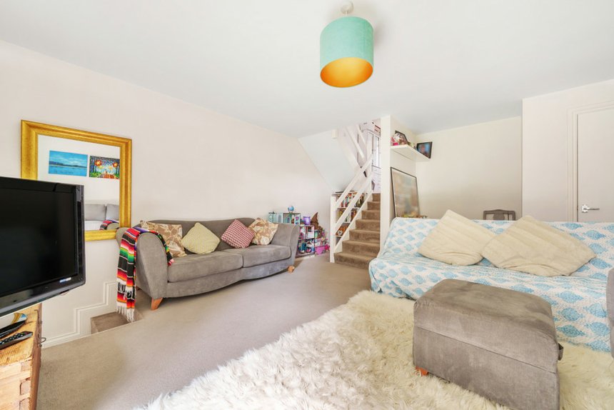 under offer grangedale close london 24455 - Gibbs Gillespie