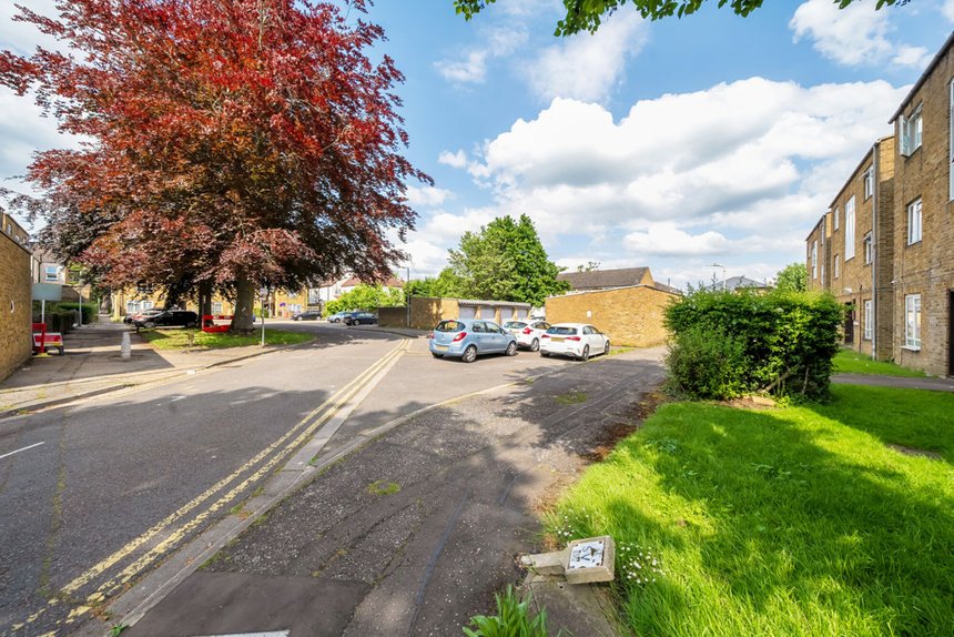 under offer enfield close london 25248 - Gibbs Gillespie