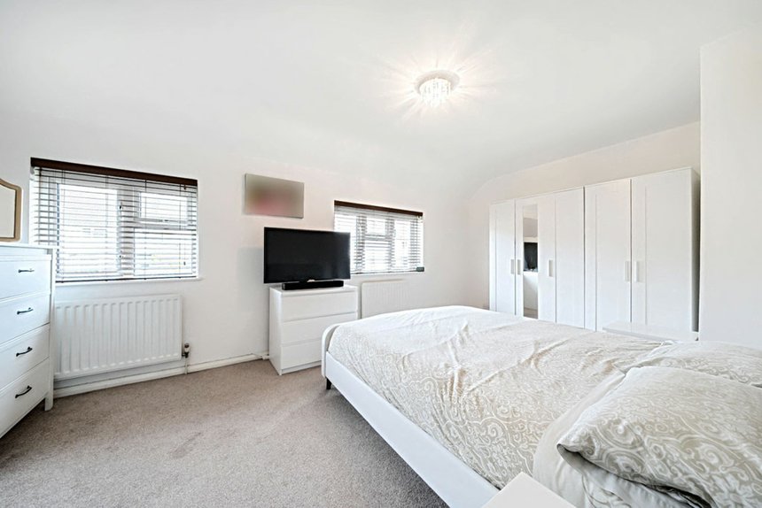 under offer blairhead drive london 25373 - Gibbs Gillespie