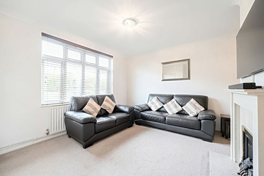 under offer blairhead drive london 25373 - Gibbs Gillespie