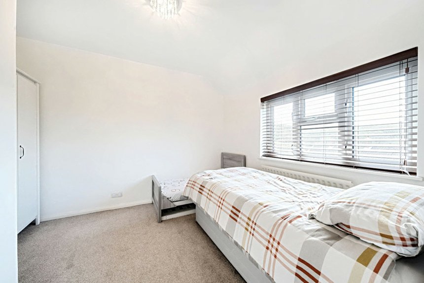 under offer blairhead drive london 25373 - Gibbs Gillespie