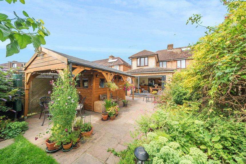 under offer skylark road london 25713 - Gibbs Gillespie