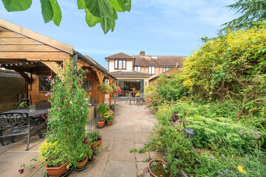 under offer skylark road london 25713 - Gibbs Gillespie