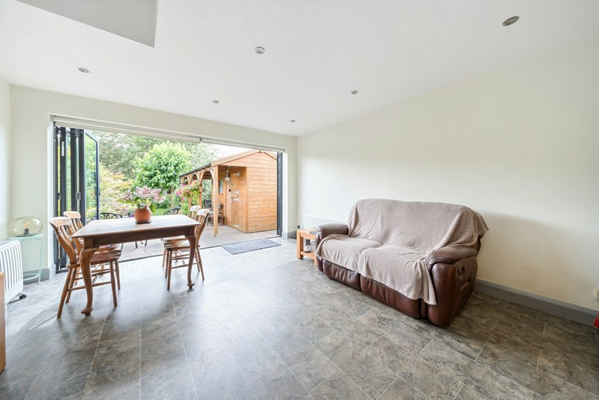 under offer skylark road london 25713 - Gibbs Gillespie