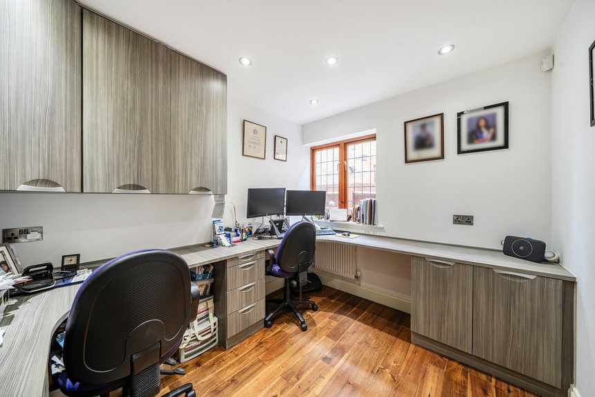 for sale davenham avenue london 26000 - Gibbs Gillespie