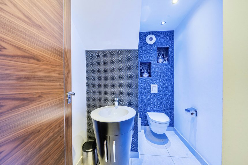 for sale davenham avenue london 26000 - Gibbs Gillespie