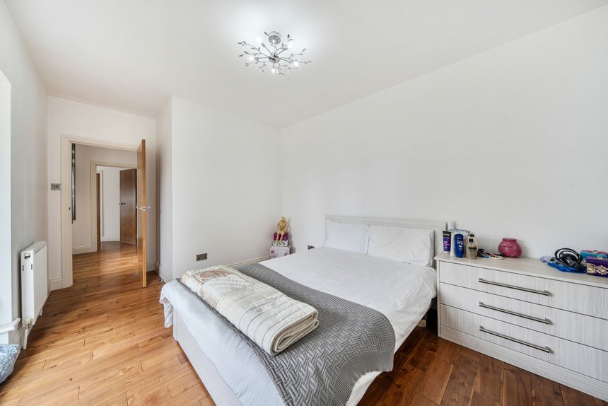 for sale davenham avenue london 26000 - Gibbs Gillespie