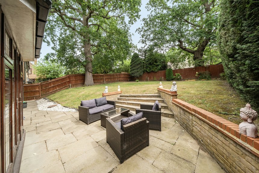 for sale davenham avenue london 26000 - Gibbs Gillespie