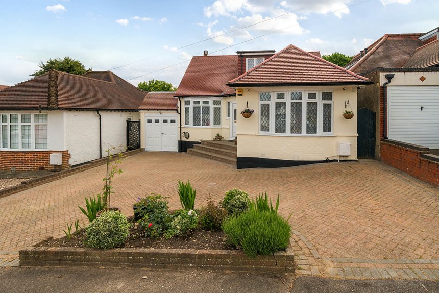 under offer hillside crescent london 26155 - Gibbs Gillespie