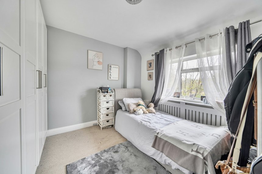 for sale almond close london 26384 - Gibbs Gillespie