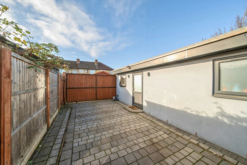 for sale hartland drive london 26511 - Gibbs Gillespie