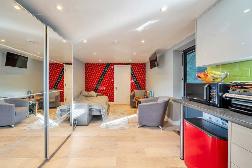 for sale hartland drive london 26511 - Gibbs Gillespie