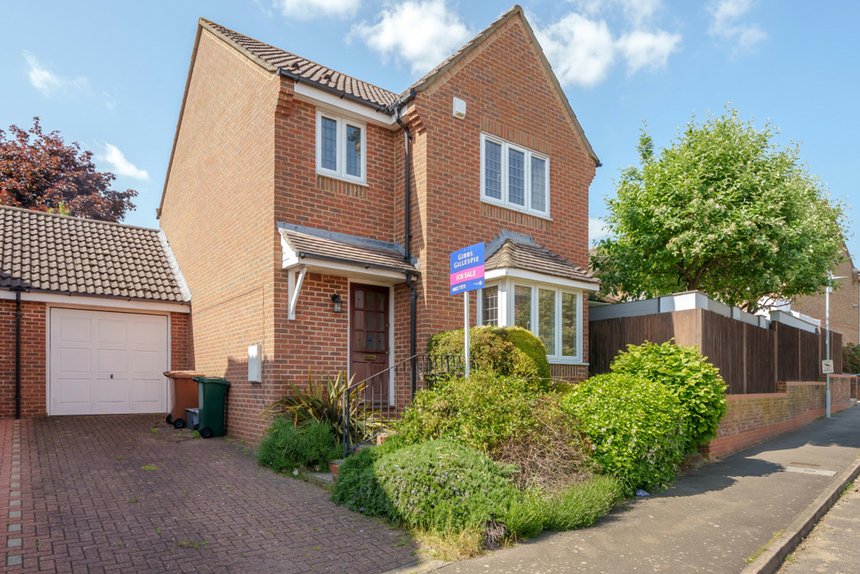 3 bedroom House for sale in Thellusson Way, Rickmansworth