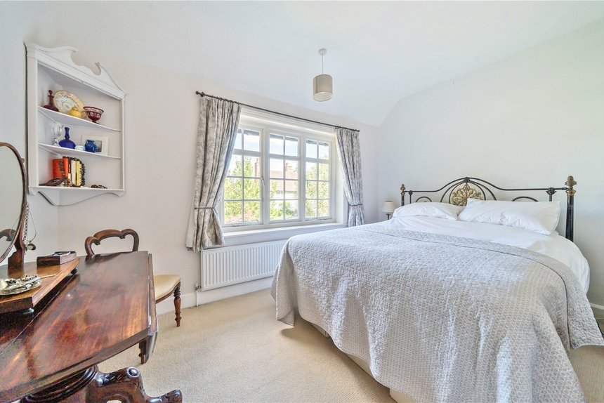 under offer holyoake walk london 30496 - Gibbs Gillespie