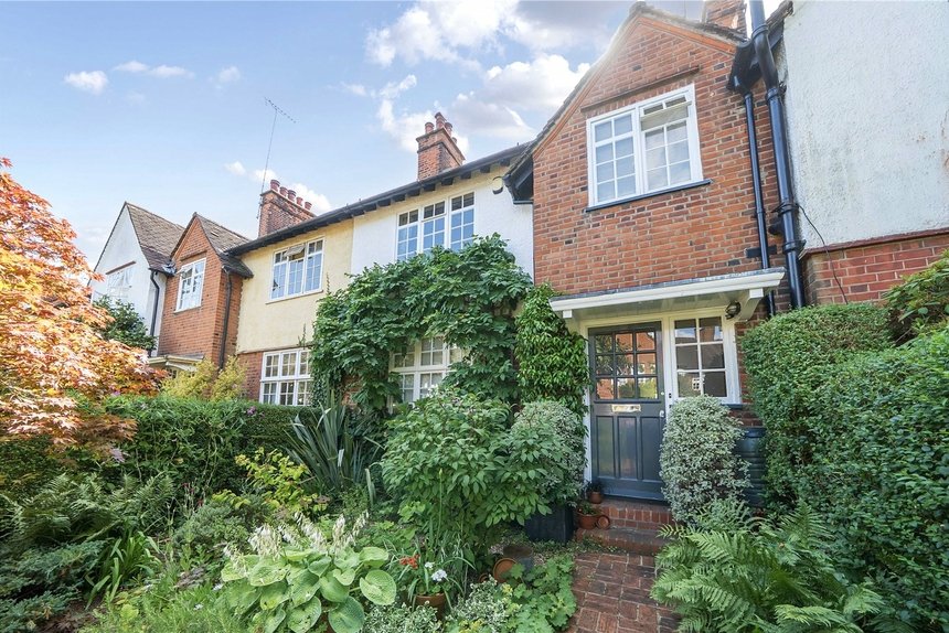 under offer holyoake walk london 30496 - Gibbs Gillespie