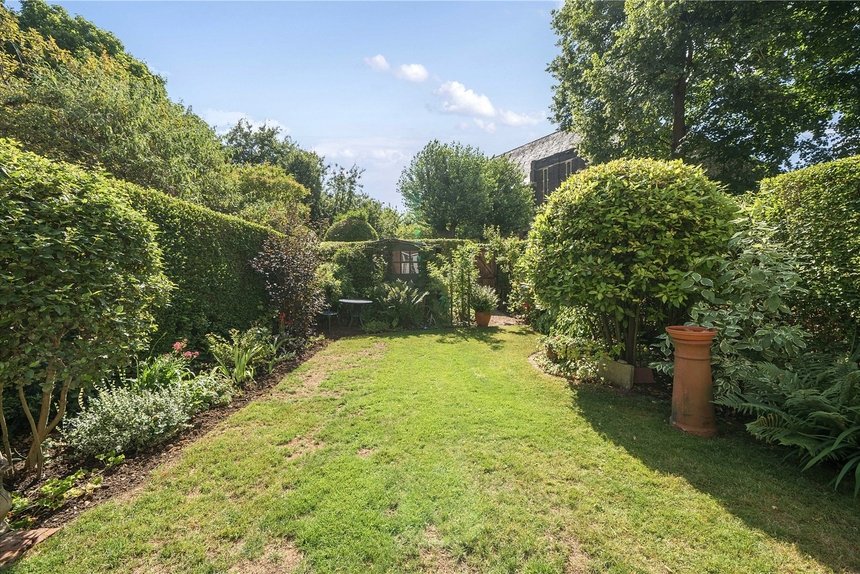 under offer holyoake walk london 30496 - Gibbs Gillespie