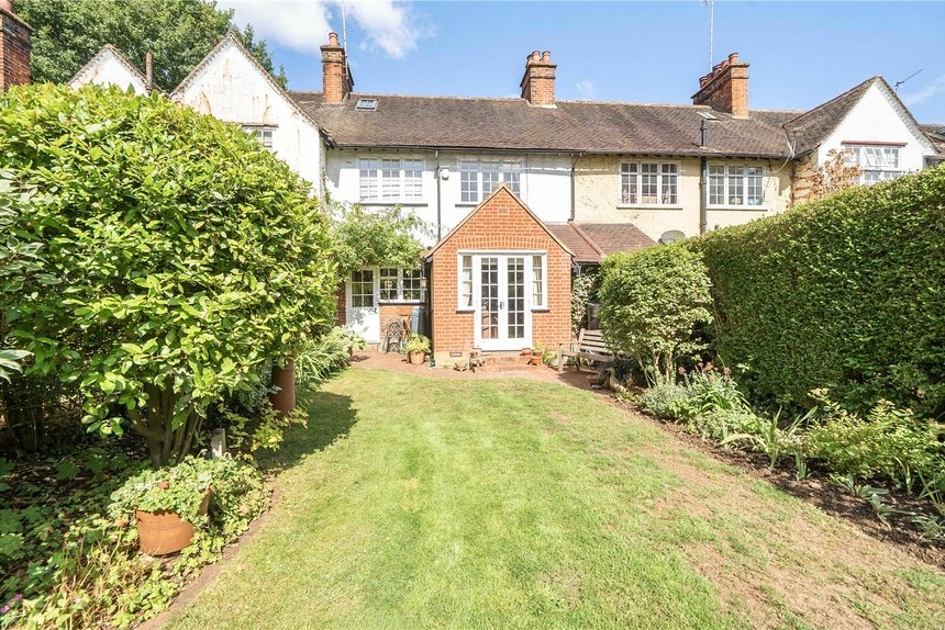under offer holyoake walk london 30496 - Gibbs Gillespie