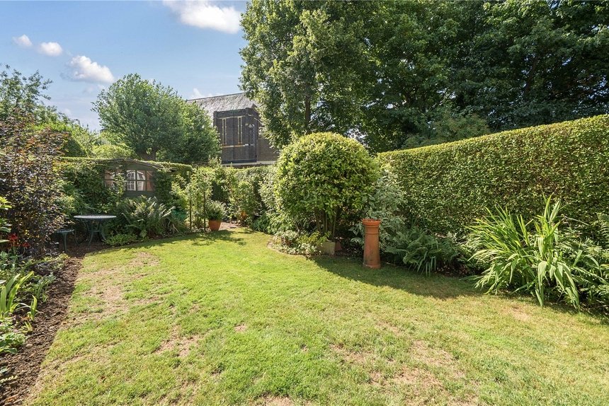 under offer holyoake walk london 30496 - Gibbs Gillespie