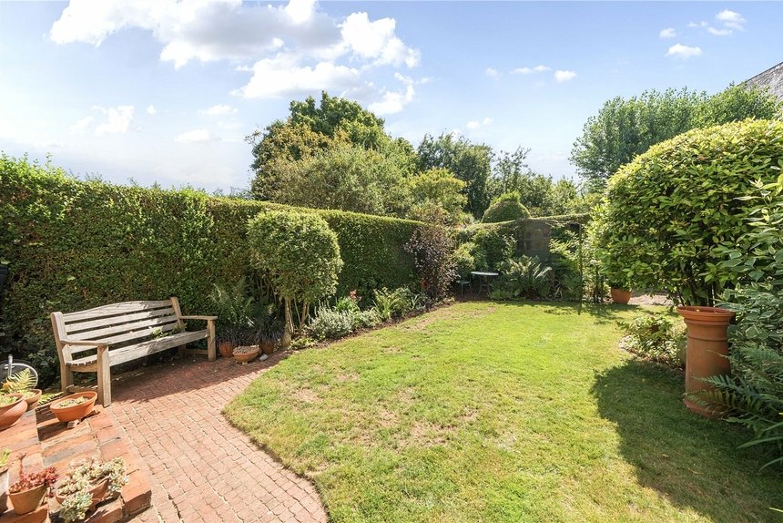 under offer holyoake walk london 30496 - Gibbs Gillespie