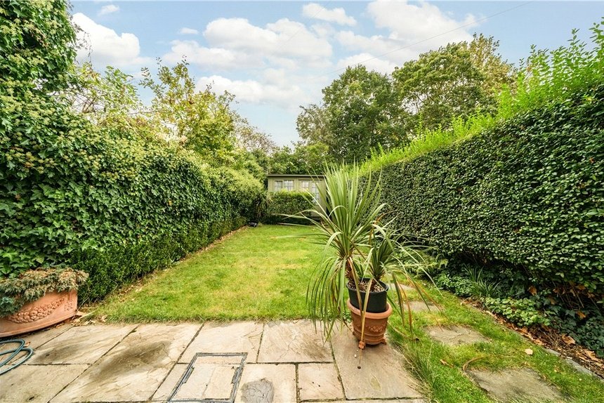 under offer holyoake walk london 30810 - Gibbs Gillespie