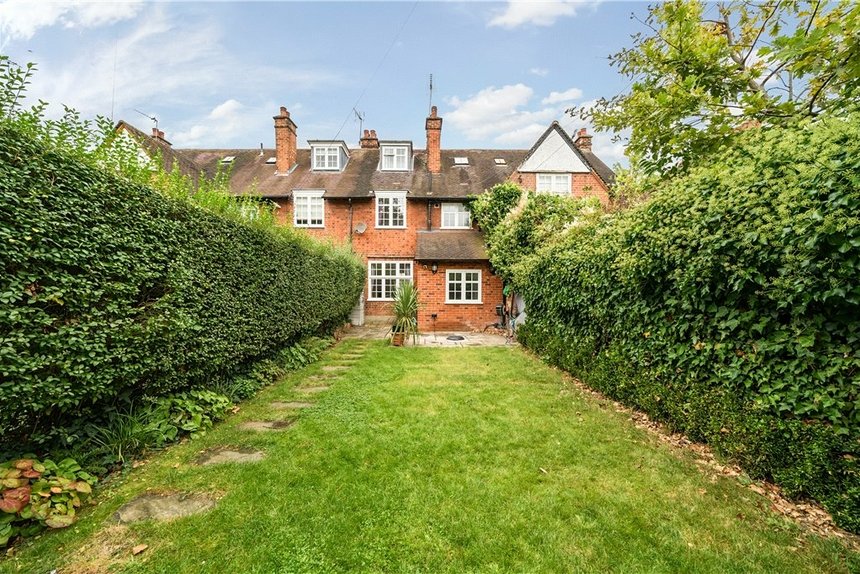 under offer holyoake walk london 30810 - Gibbs Gillespie