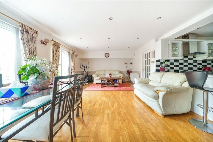 under offer the fairway london 31811 - Gibbs Gillespie