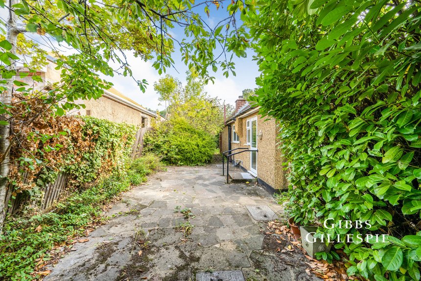 let woodford crescent london 32187 - Gibbs Gillespie