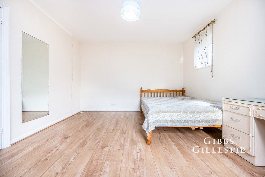 let woodford crescent london 32187 - Gibbs Gillespie