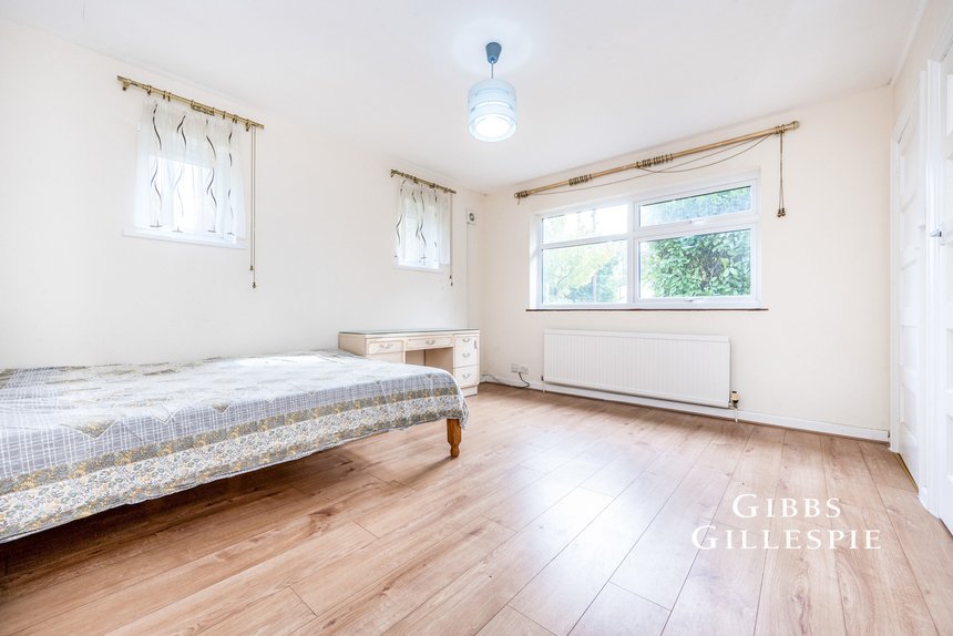 let woodford crescent london 32187 - Gibbs Gillespie