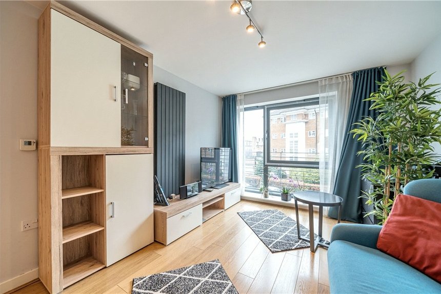 let agreed flat 9 london 32339 - Gibbs Gillespie