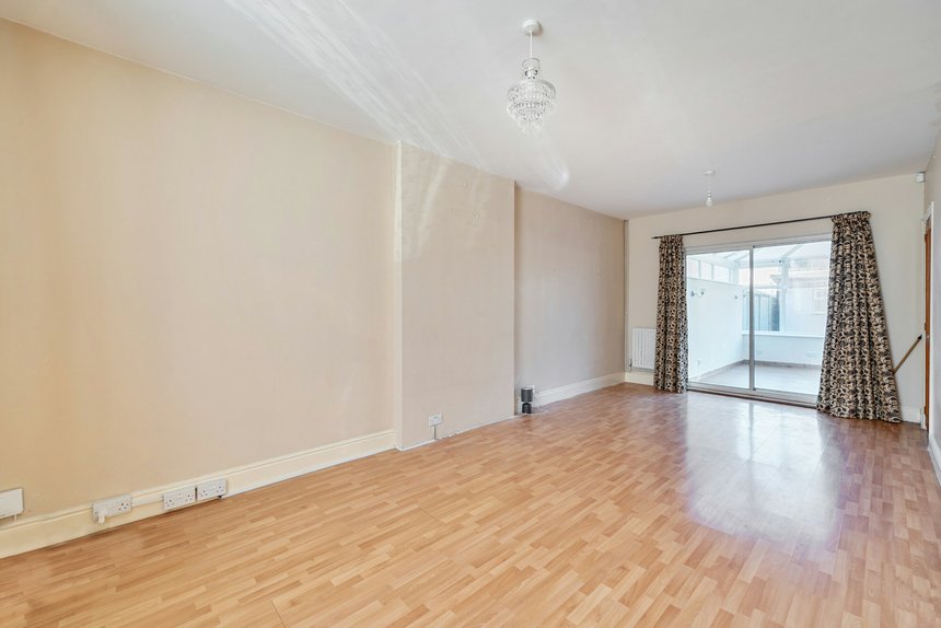 for sale commonwealth avenue london 32777 - Gibbs Gillespie