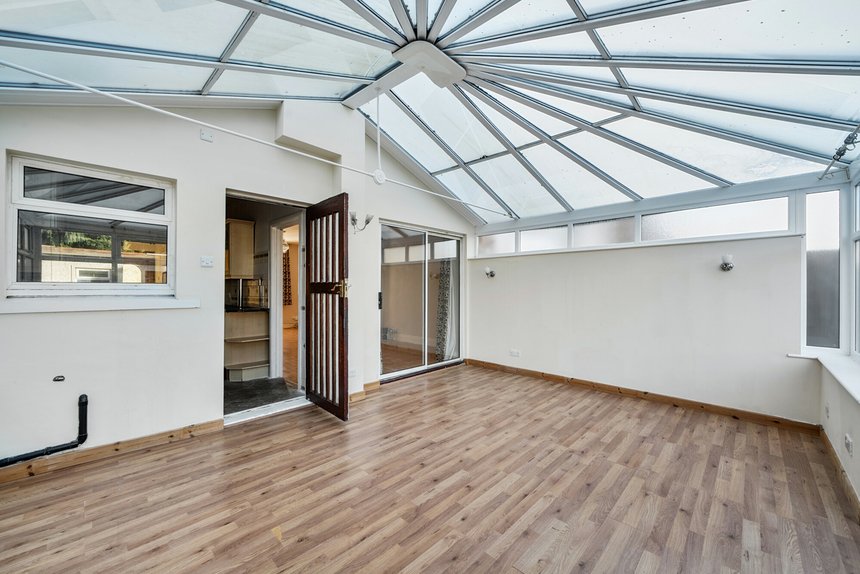 for sale commonwealth avenue london 32777 - Gibbs Gillespie