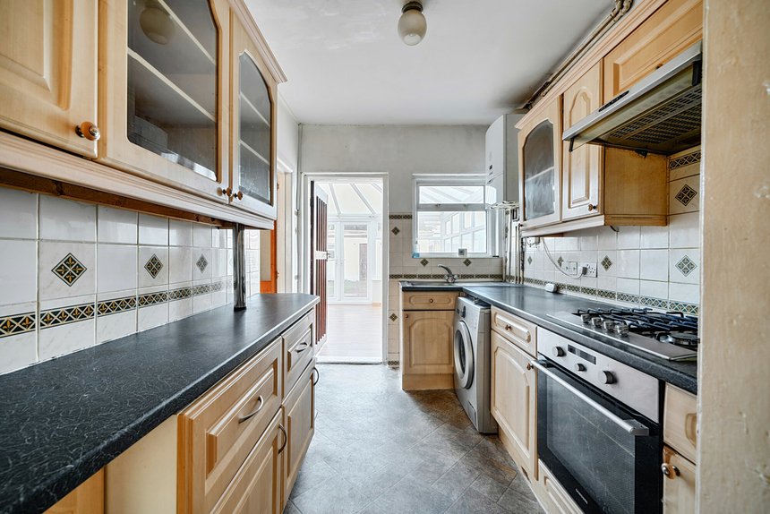 for sale commonwealth avenue london 32777 - Gibbs Gillespie