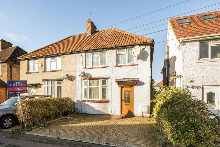 for sale commonwealth avenue london 32777 - Gibbs Gillespie