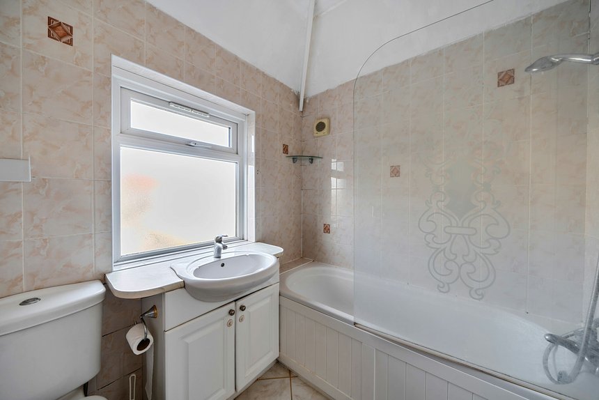 for sale commonwealth avenue london 32777 - Gibbs Gillespie