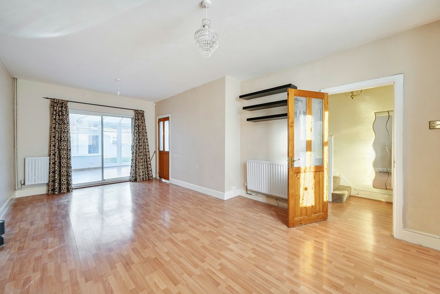for sale commonwealth avenue london 32777 - Gibbs Gillespie