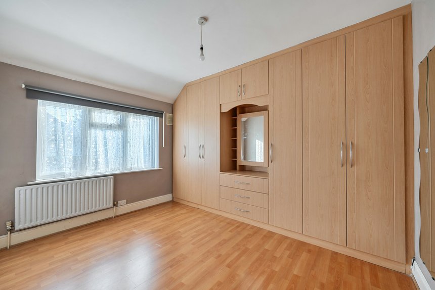 for sale commonwealth avenue london 32777 - Gibbs Gillespie