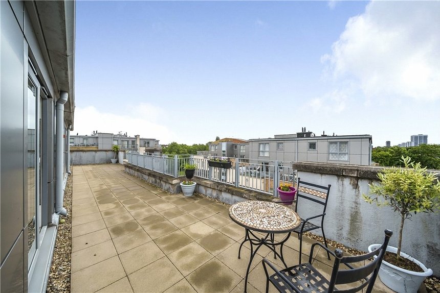 under offer fortune avenue london 32792 - Gibbs Gillespie