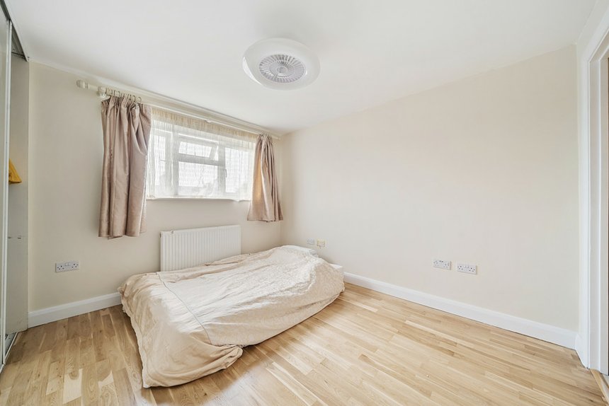 under offer seaford close london 33523 - Gibbs Gillespie