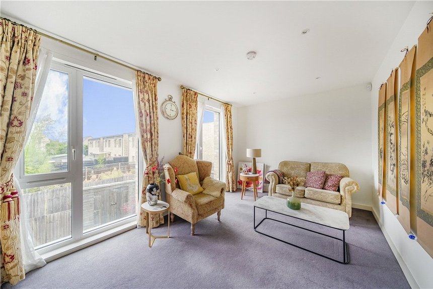 under offer kings drive london 33531 - Gibbs Gillespie