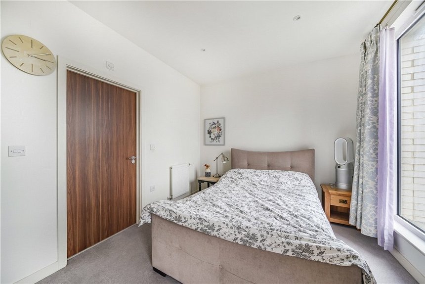 under offer kings drive london 33531 - Gibbs Gillespie