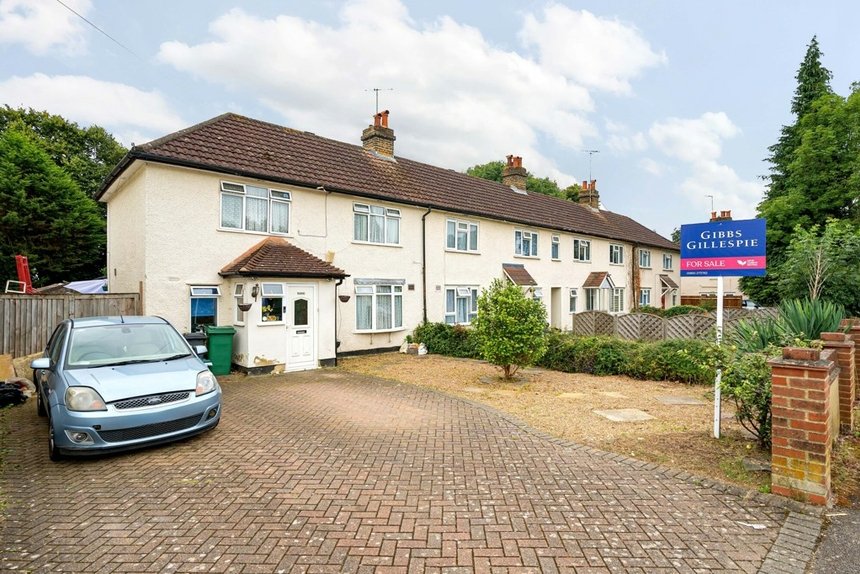 under offer manor waye london 33537 - Gibbs Gillespie