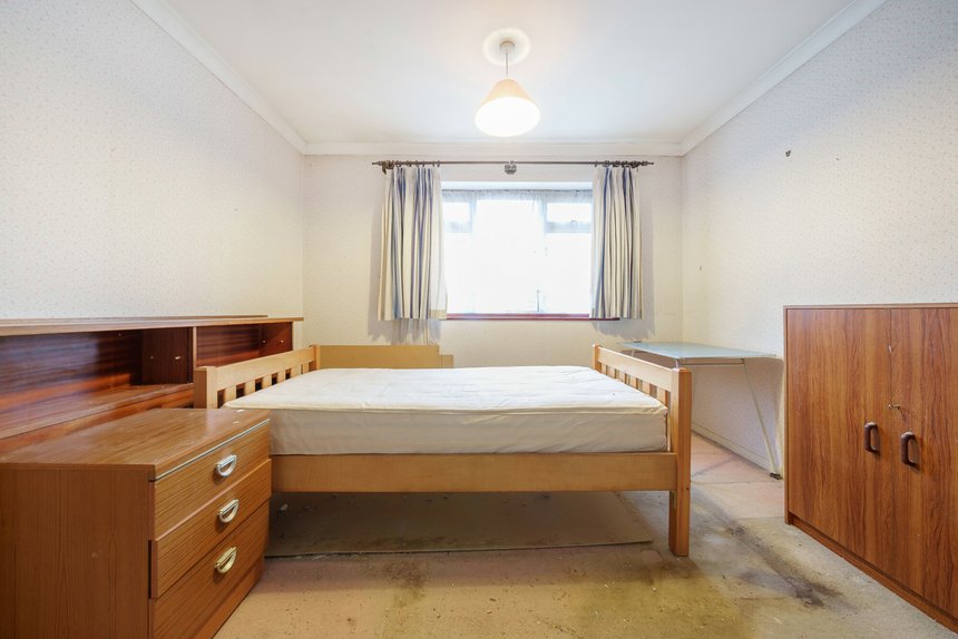 under offer canford avenue london 33552 - Gibbs Gillespie